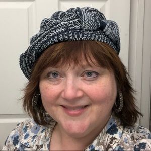 🔻Buy 2, get one FREE! ⭐️Beret/slouch style hat with bow detail (NEW)